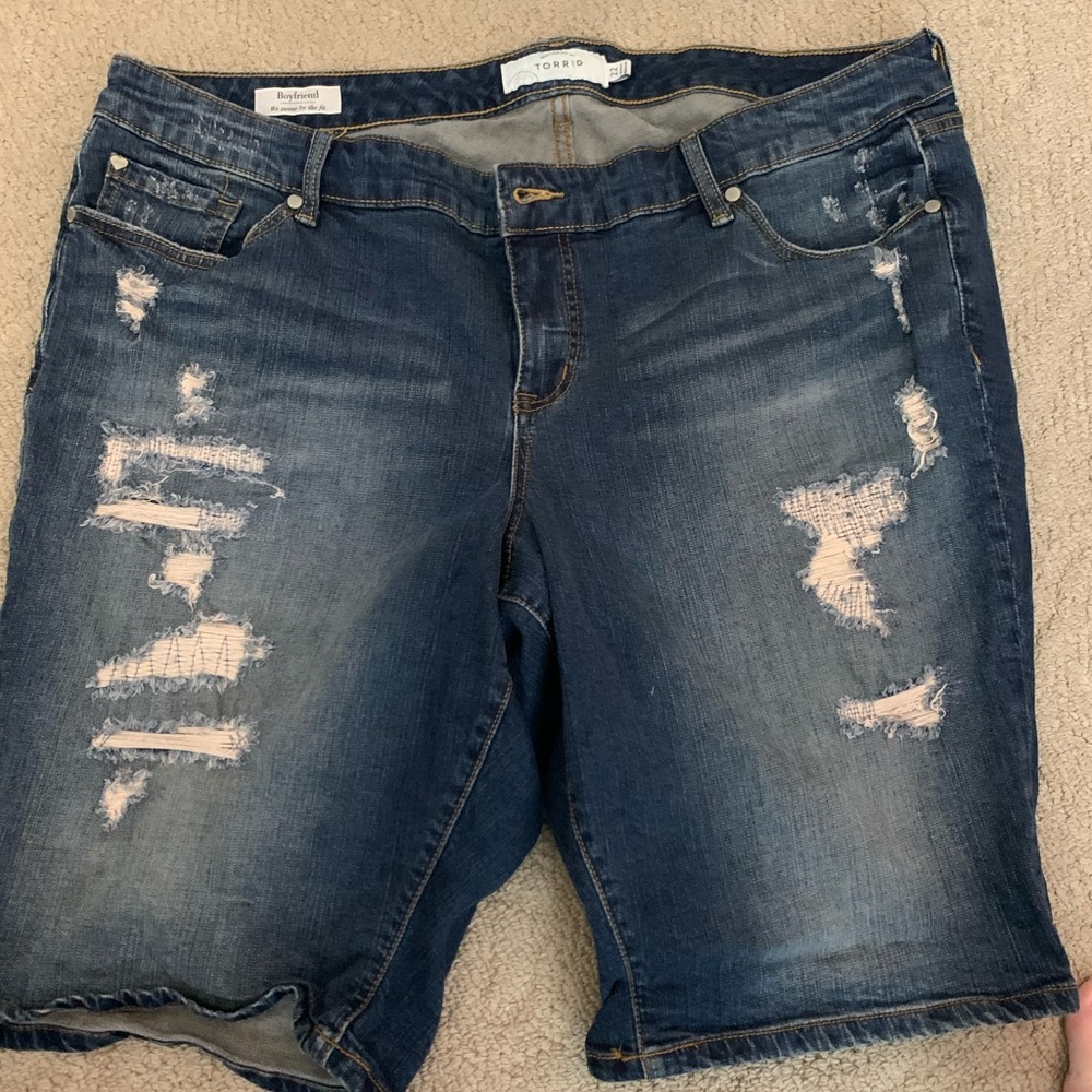 Torrid Ripped Jean shorts size 22